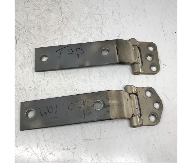 BACK DOOR HINGES FOR A MITSUBISHI PAJERO - L049G