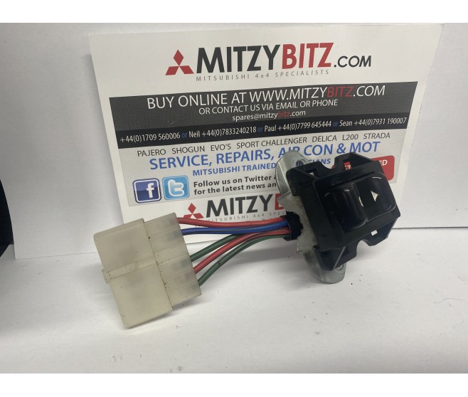 FRONT/ REAR DOOR PASSENGER WINDOW SWITCH FOR A MITSUBISHI PAJERO - L146G