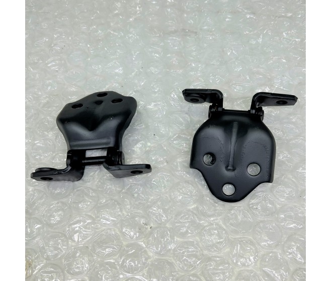 FRONT DOOR HINGES FOR A MITSUBISHI NATIVA - K94W