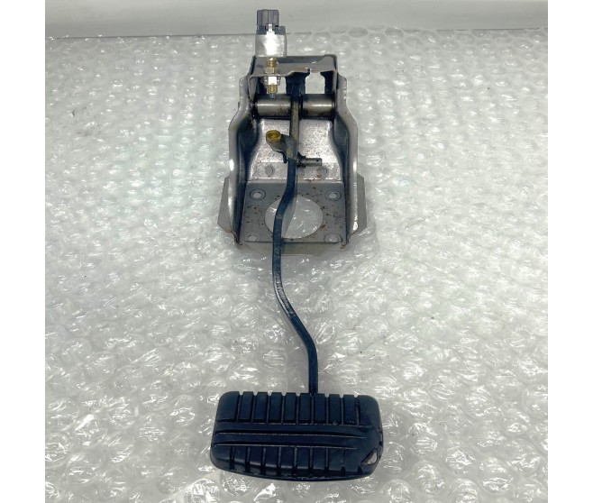 BRAKE PEDAL AND STOP LAMP SWITCH FOR A MITSUBISHI PAJERO - V26WG