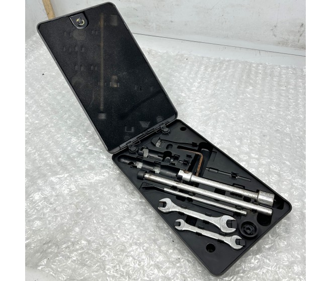 TOOL TRAY NOT COMPLETE FOR A MITSUBISHI MONTERO - V43W