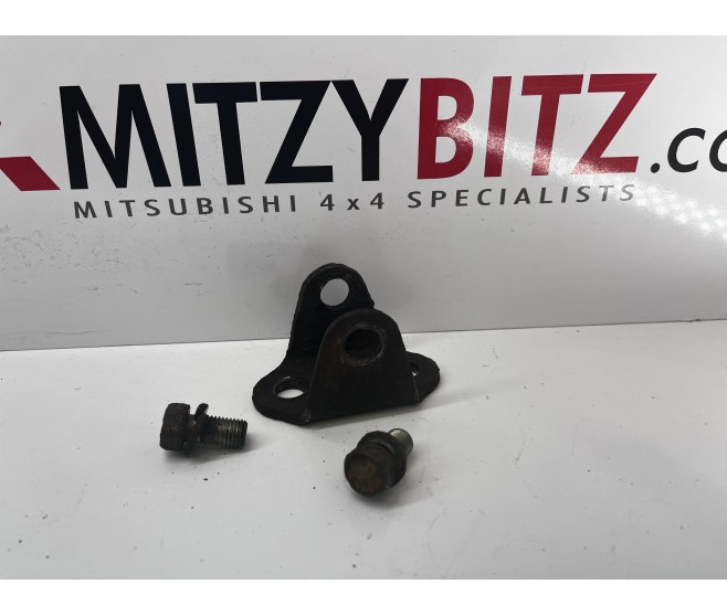 FRONT SHOCK ABSORBER BRACKET AND BOLTS FOR A MITSUBISHI PAJERO - V46WG