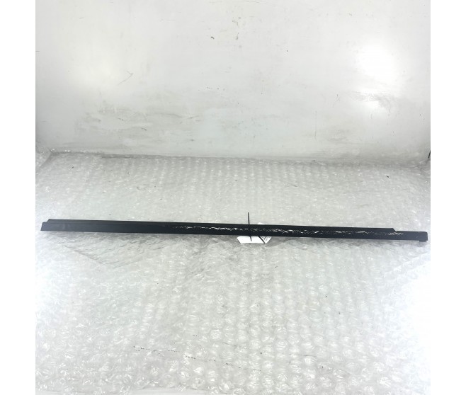 WEATHERSTRIP OUTER LEFT FOR A MITSUBISHI PAJERO - V23W