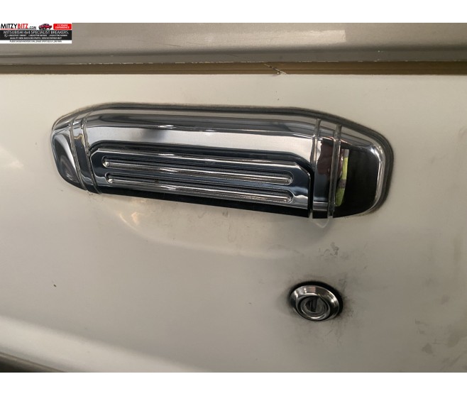 FRONT LEFT CHROME OUTSIDE DOOR HANDLE FOR A MITSUBISHI PAJERO - V26W