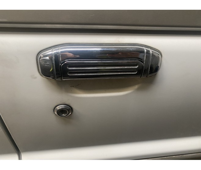 FRONT RIGHT CHROME DRIVERS OUTSIDE DOOR HANDLE FOR A MITSUBISHI V10-40# - FRONT RIGHT CHROME DRIVERS OUTSIDE DOOR HANDLE