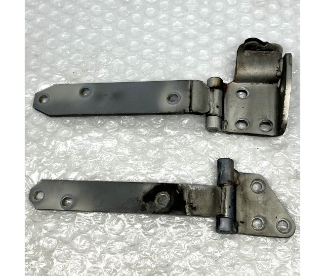 TAILGATE HINGES TOP AND BOTTOM MB669301 AND MB669300 FOR A MITSUBISHI PAJERO - V36W
