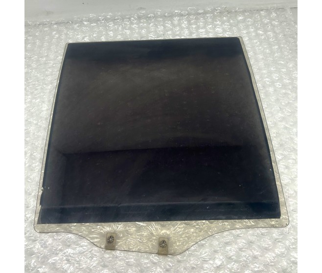 REAR DOOR WINDOW DROP GLASS RIGHT FOR A MITSUBISHI V10-40# - REAR DOOR WINDOW DROP GLASS RIGHT
