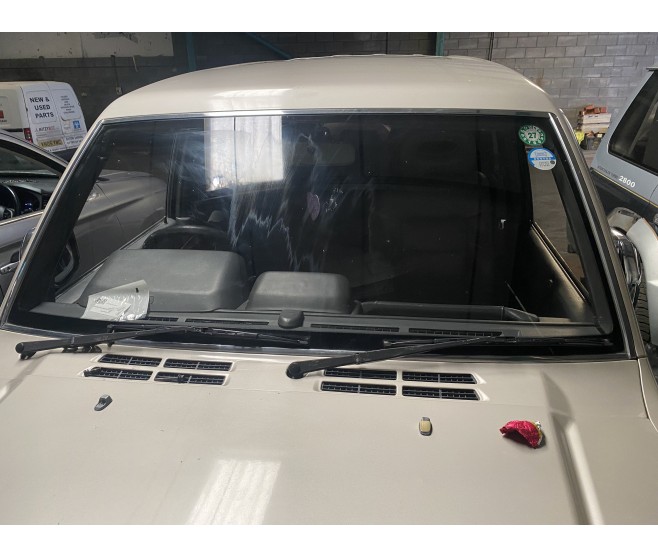 WINDSHIELD WINDSCREEN GLASS COLLECTION ONLY FOR A MITSUBISHI V20-50# - WINDSHIELD GLASS & MOULDING