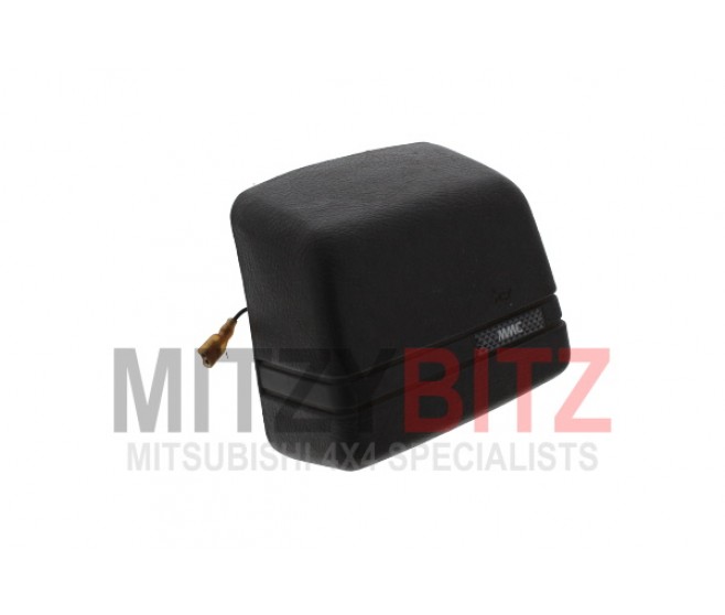 STEERING WHEEL CENTRE PAD WITH HORN CONTROL FOR A MITSUBISHI L300 - P24W