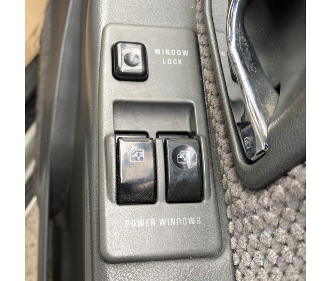FRONT RIGHT WINDOW SWITCH FOR A MITSUBISHI PAJERO - V25C