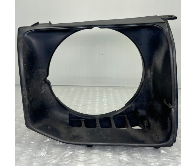 ROUND HEADLAMP BEZEL FRONT RIGHT FOR A MITSUBISHI PAJERO/MONTERO - V32V