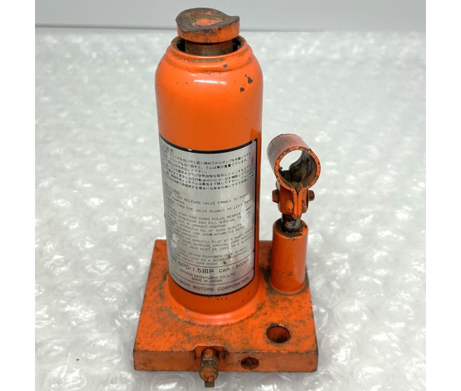 ORANGE BOTTLE JACK 1.5 TON FOR A MITSUBISHI DELICA SPACE GEAR/CARGO - PF6W