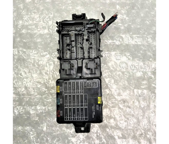 INTERIOR FUSE BOX BOARD WITH FUSES FOR A MITSUBISHI DELICA SPACE GEAR/CARGO - PB5V