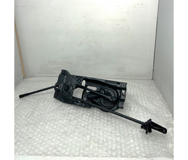 FRONT WINDOW WIPER MOTOR AND LINKAGE FOR A MITSUBISHI DELICA SPACE GEAR/CARGO - PF8W