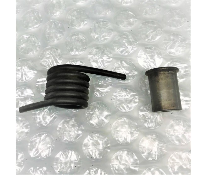 TIMING BELT TENSIONER SPRING AND SPACER FOR A MITSUBISHI L04,14# - TIMING BELT TENSIONER SPRING AND SPACER
