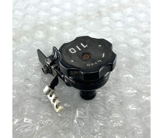 ENGINE OIL FILLER AND CAP FOR A MITSUBISHI L200 - K76T