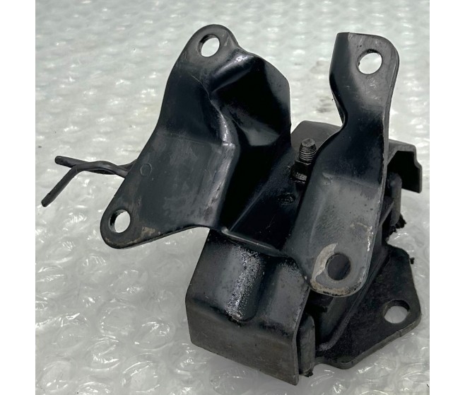 ENGINE MOUNT AND CUSHION LEFT FOR A MITSUBISHI V26W - 2800D-TURBO/SHORT WAGON - GLS(METAL/WIDE/SUPER SELECT),5FM/T RHD / 1990-12-01 - 2004-04-30 - ENGINE MOUNT AND CUSHION LEFT