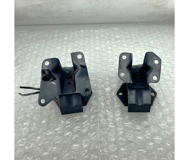 ENGINE MOUNTS LEFT AND RIGHT FOR A MITSUBISHI V20,40# - ENGINE MOUNTING & SUPPORT