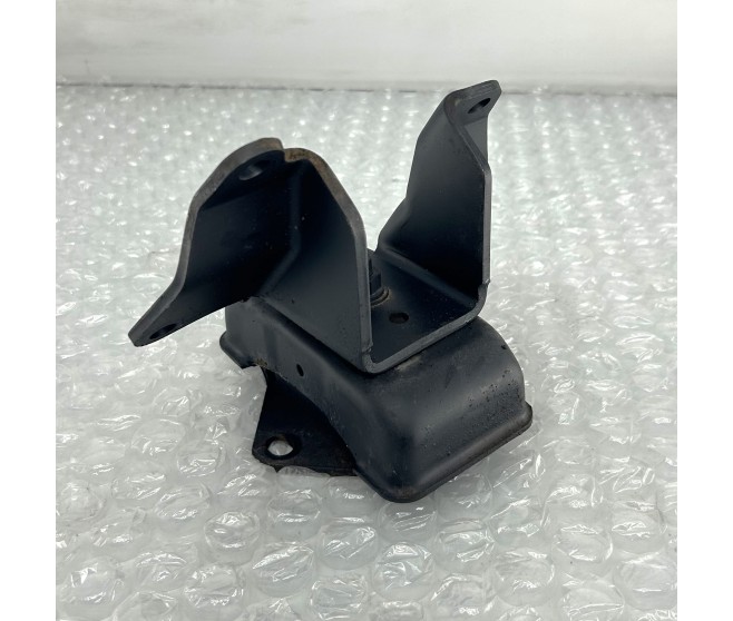 LEFT ENGINE MOUNT FOR A MITSUBISHI DELICA SPACE GEAR/CARGO - PE8W