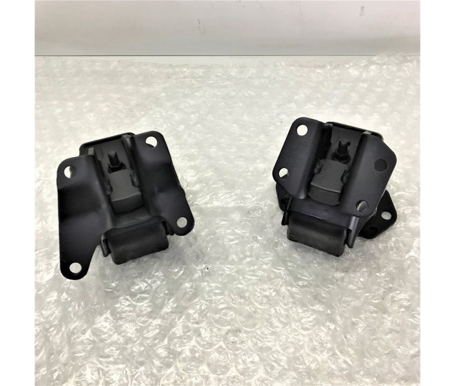 ENGINE MOUNTS LEFT AND RIGHT FOR A MITSUBISHI V70# - ENGINE MOUNTS LEFT AND RIGHT