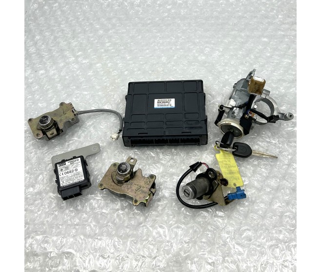 TRANSPONDER ECU AND LOCK SET FOR A MITSUBISHI PAJERO/MONTERO - V68W