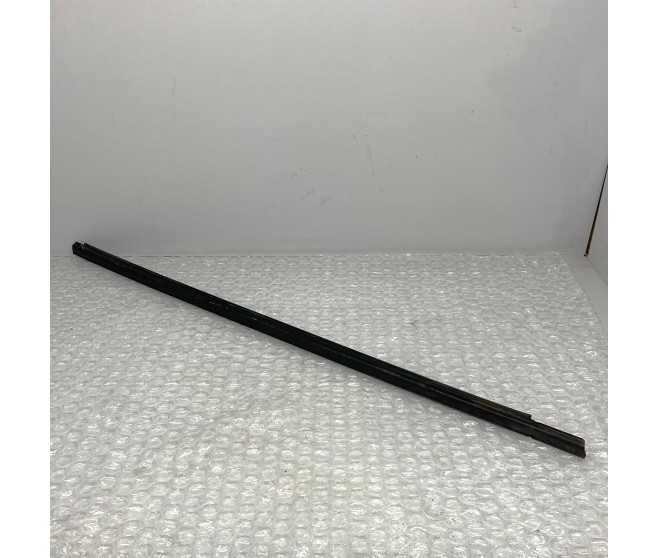 LEFT FRONT WINDOW SCRAPER  SEAL FOR A MITSUBISHI PAJERO - V87W