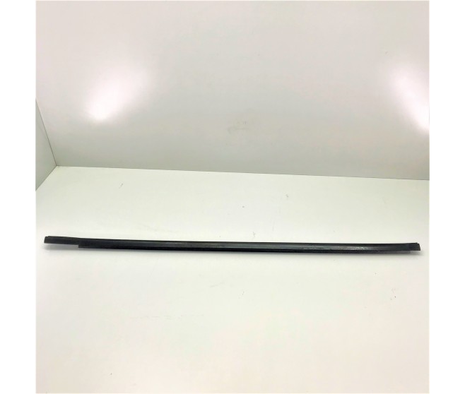 DOOR TO WINDOW SCRAPER MOULDING FRONT RIGHT FOR A MITSUBISHI PAJERO - V98W