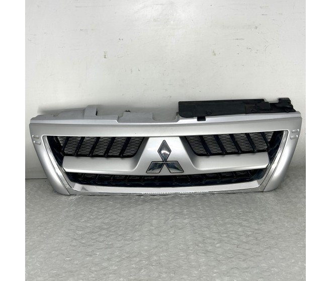 FRONT RADIATOR GRILLE FOR A MITSUBISHI PAJERO - V75W