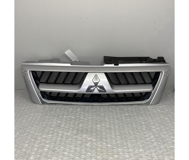 FRONT RADIATOR GRILLE FOR A MITSUBISHI PAJERO/MONTERO - V76W