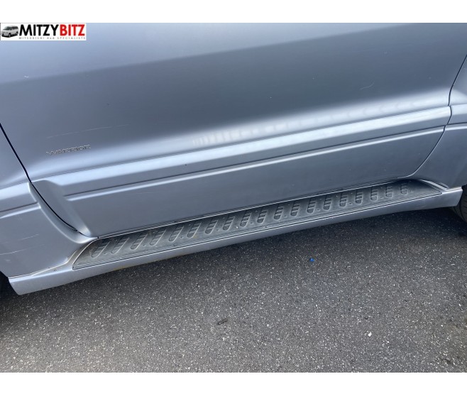 SILVER FRONT LEFT LOWER DOOR GARNISH TRIM FOR A MITSUBISHI PAJERO - V65W