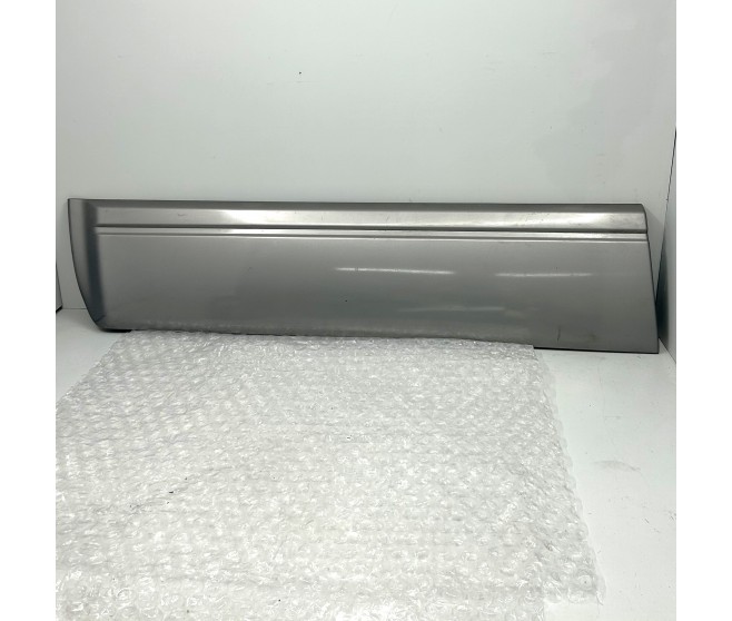 LOWER DOOR TRIM FRONT LEFT FOR A MITSUBISHI PAJERO - V73W