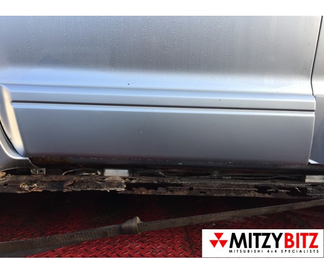LOWER DOOR TRIM FRONT LEFT FOR A MITSUBISHI PAJERO - V75W