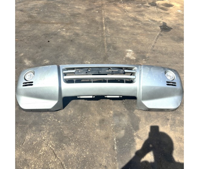 SILVER FRONT BUMPER WITH FOG LAMPS FOR A MITSUBISHI PAJERO - V65W