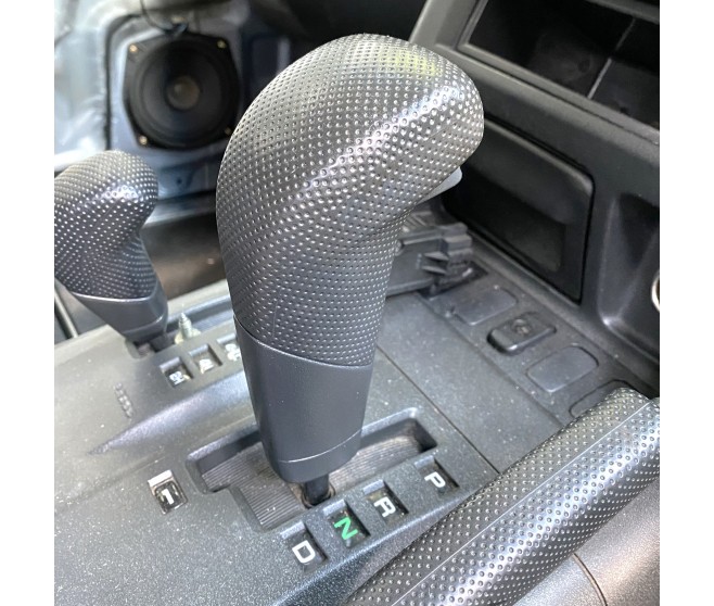 AUTO GEARSHIFT LEVER KNOB FOR A MITSUBISHI PAJERO/MONTERO - V75W