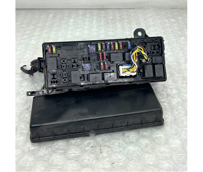 FUSE BOX AND COVER UNDER THE HOOD FOR A MITSUBISHI KA,KB# - FUSE BOX AND COVER UNDER THE HOOD