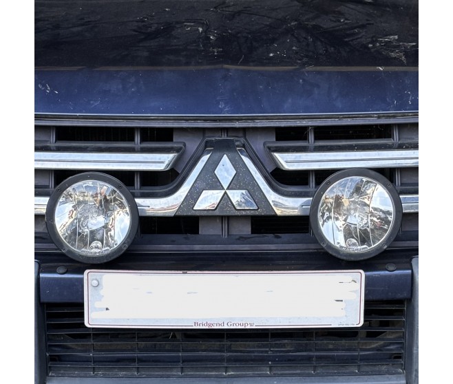 AFTERMARKET FRONT LEFT AND RIGHT FOG LAMPS FOR A MITSUBISHI PAJERO/MONTERO - V97W