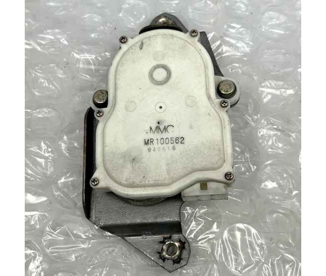 TAILGATE DOOR ACTUATOR REAR FOR A MITSUBISHI STRADA - K74T