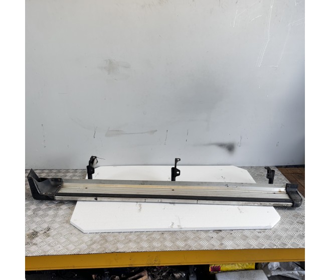 RIGHT SIDESTEP FOR A MITSUBISHI V20,40# - STEP PLATE