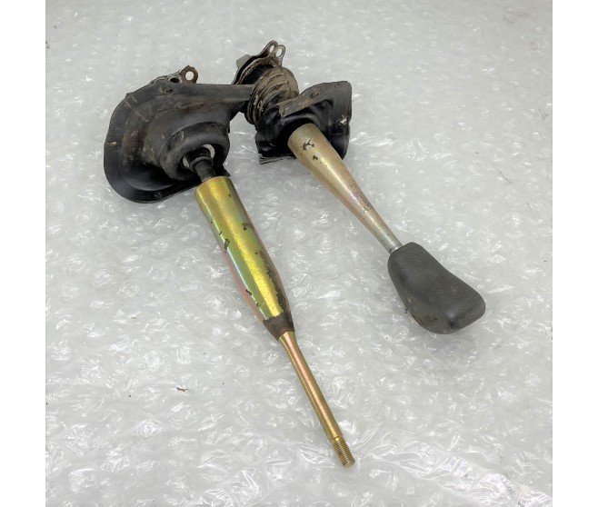 MANUAL GEARSHIFT AND TRANSFER LEVERS FOR A MITSUBISHI PAJERO - V26WG