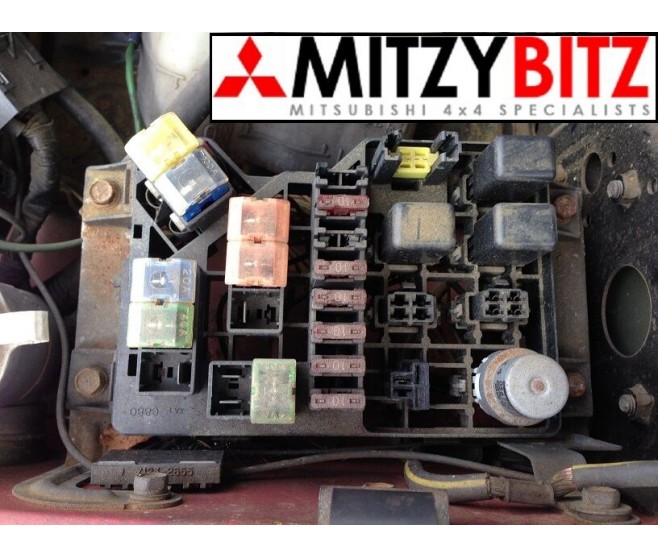 ENGINE BAY FUSE BOX WITH RELAYS AND FUSES FOR A MITSUBISHI PAJERO/MONTERO - V46W