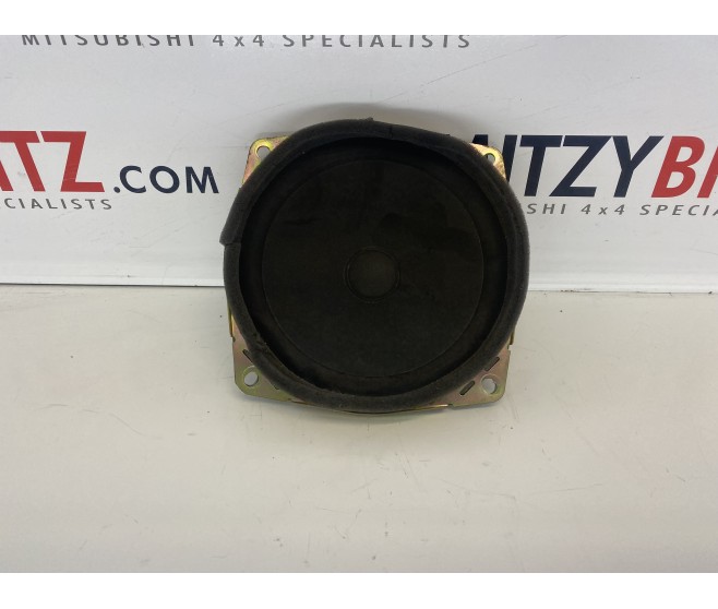 DOOR SPEAKER AND COVER FOR A MITSUBISHI PAJERO - V46WG
