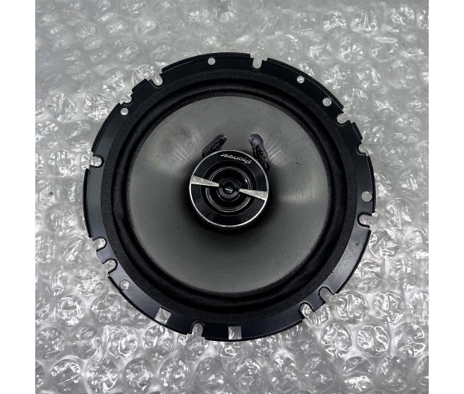 DOOR SPEAKER AND COVER FOR A MITSUBISHI PAJERO - V46WG