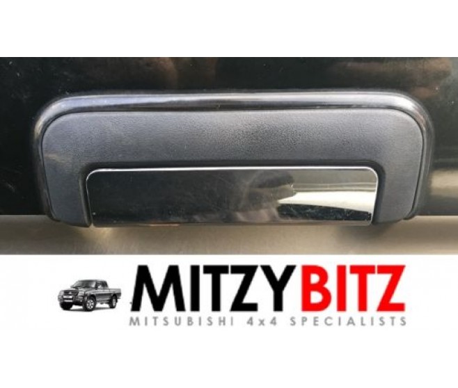 REAR LEFT DOOR HANDLE FOR A MITSUBISHI L200 - K67T