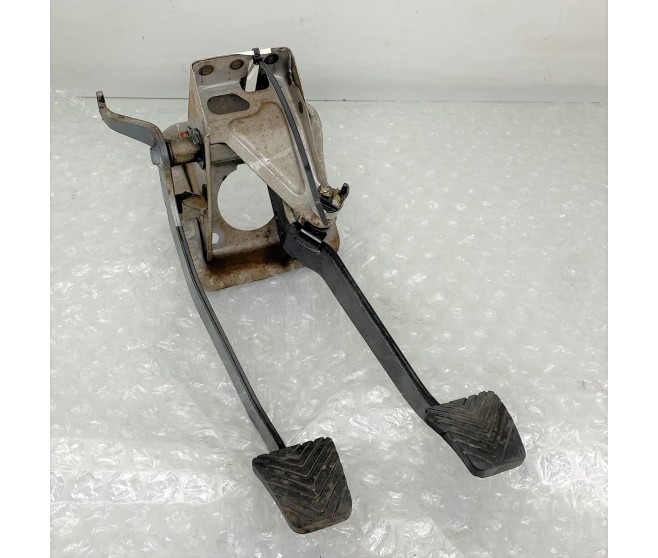 CLUTCH AND BRAKE PEDAL ASSEMBLY FOR A MITSUBISHI BRAKE - 