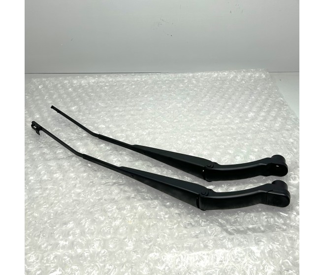 WINDSCREEN WIPER ARMS FOR A MITSUBISHI DELICA SPACE GEAR/CARGO - PA5W