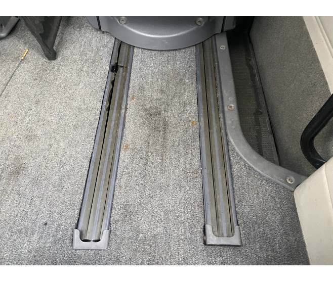 MIDDLE ROW CAPTAIN SEAT RUNNER RAILS FOR A MITSUBISHI DELICA SPACE GEAR/CARGO - PB6W