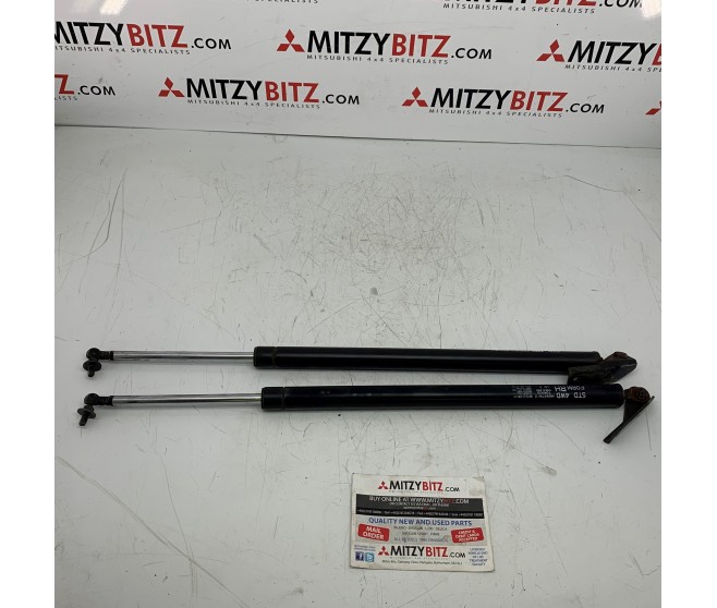 TAILGATE GAS SPRINGS FOR A MITSUBISHI L400 - PD3W
