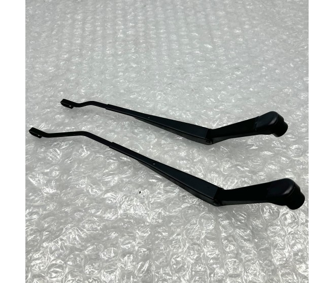 FRONT WIPER ARMS FOR A MITSUBISHI L200 - K76T
