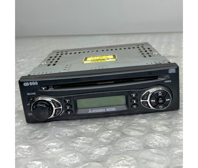 STEREO RADIO CD PLAYER FOR A MITSUBISHI PAJERO/MONTERO - V24W