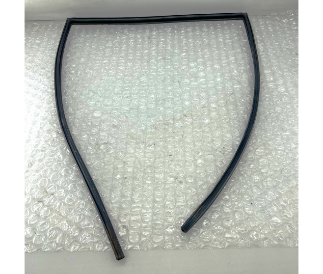WINDOW GLASS RUNCHANNEL REAR LEFT FOR A MITSUBISHI SHOGUN SPORT - K80,90#